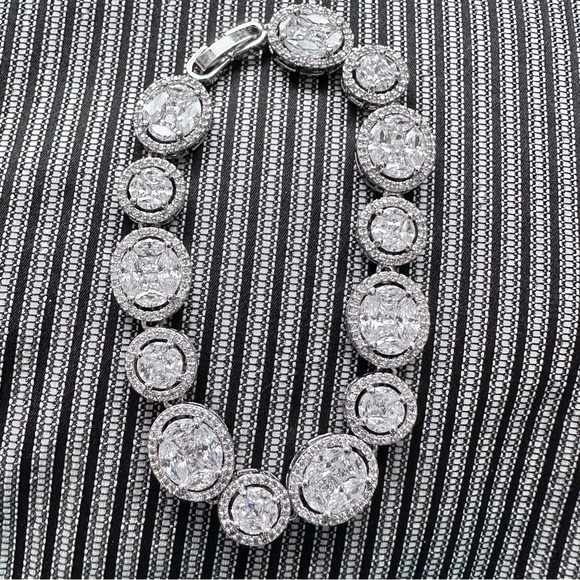 Silver Crystal Bracelet with round and oval cut stones 6-7 4343 - Picture 2 of 8